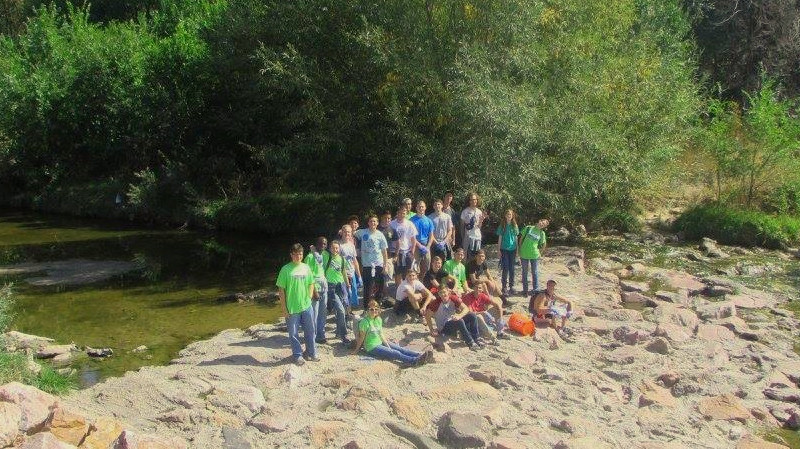 picture of student volunteers by river